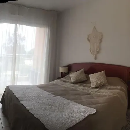 F2 Vue Dans Avec Piscine Apartman *